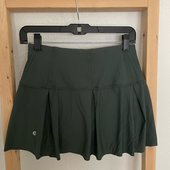 lululemon athletica Dresses & Skirts - Green Lululemon Skirt/Skort (Size 4)